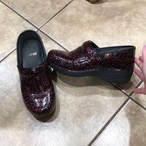 Dansko XP 2.0 Tooled Clogs - size 39